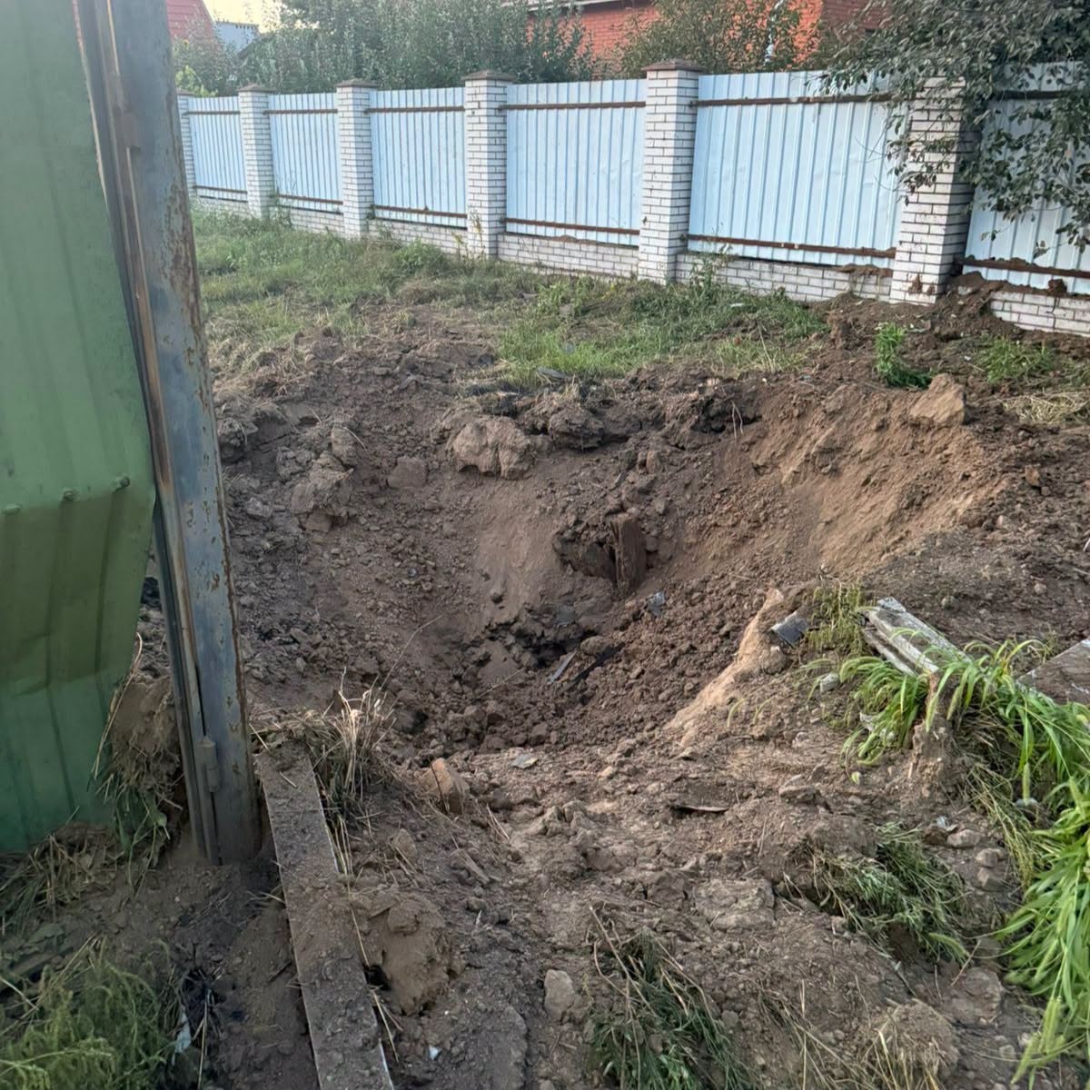 Enemy debris in Svyatopetrivske: damaged car and falling near houses