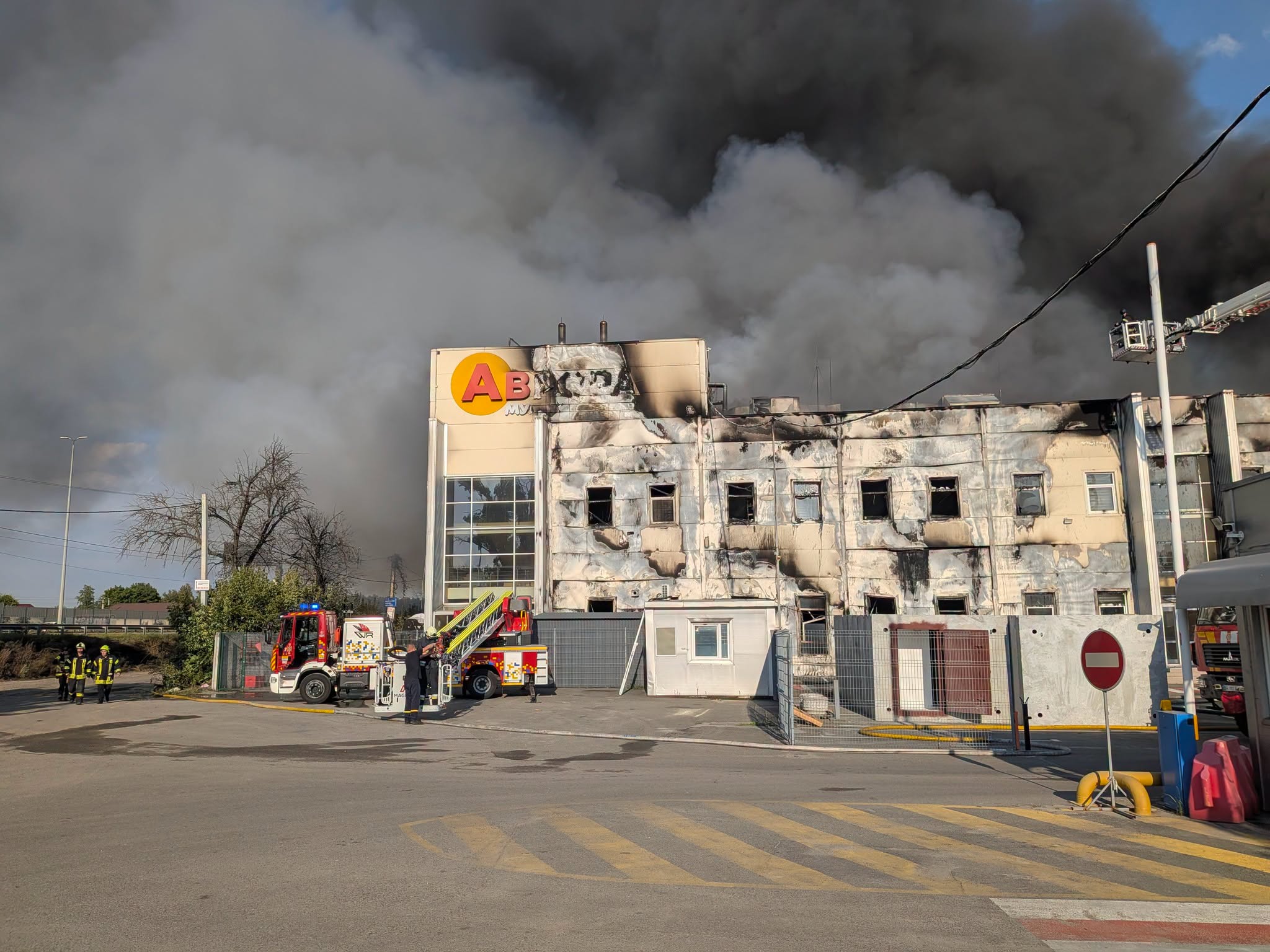 Enemy attacked warehouse facilities in Stoyanka: emergency services are working on site, residents asked to close windows