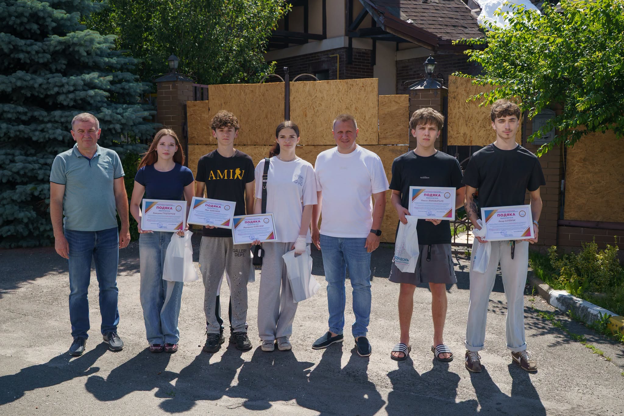Сила в єдності: Антон Овсієнко відзначив молодь Святопетрівського, яка допомагала ліквідовувати наслідки ворожого обстрілу